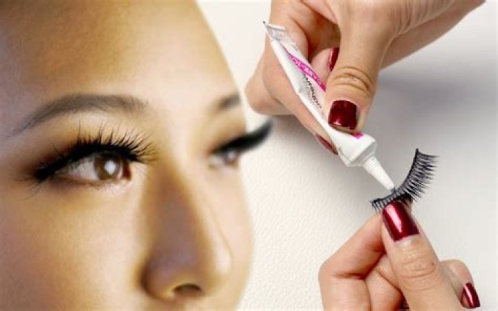 Can you put eyelash glue on your eyelid?