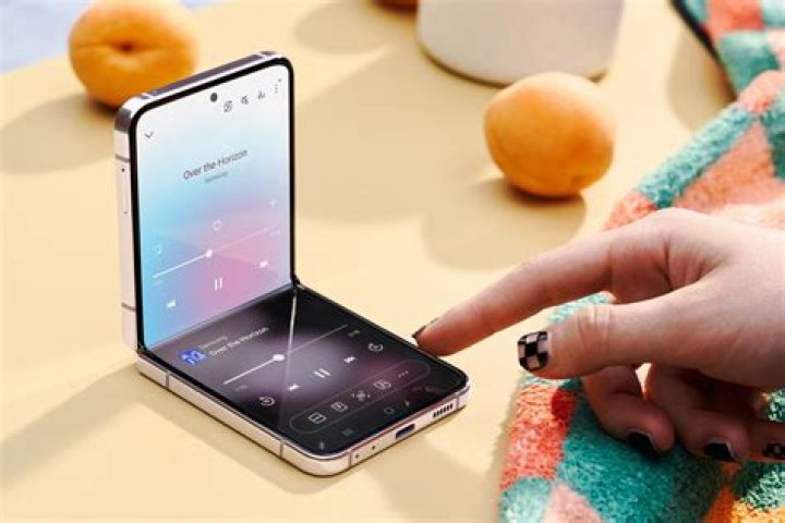 How do I turn on eye tracker on Samsung?