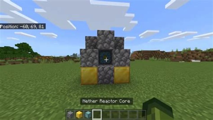 How do you activate a nether core reactor in Minecraft PE?