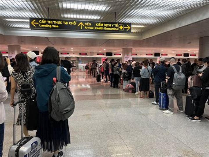 How do you get from Hue airport to city?