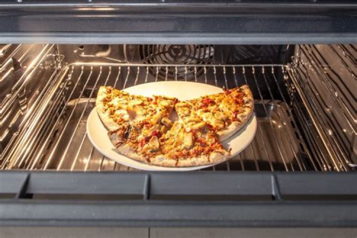 How do you heat up leftover pizza in the oven?