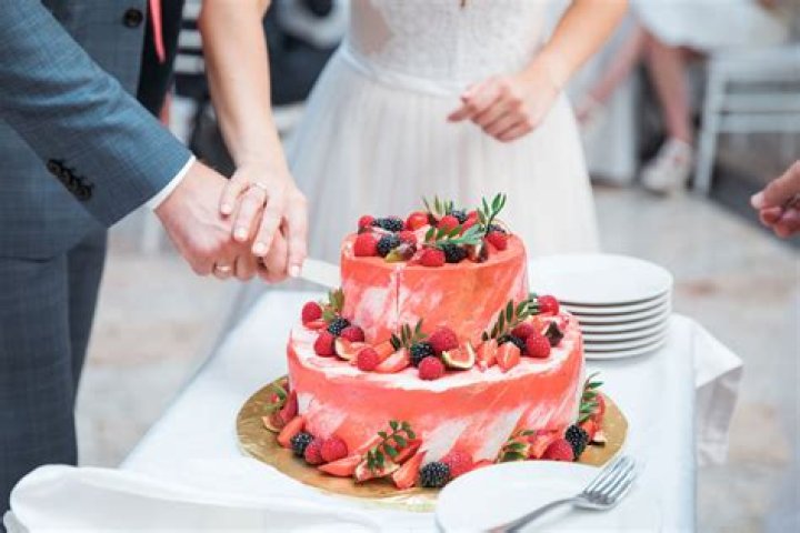How much should a 3-tier wedding cake cost?