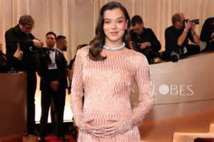 How old is Hailee Steinfeld in Romeo and Juliet?