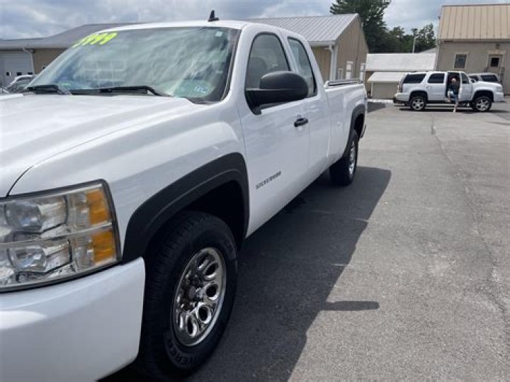 What are the features of the 2011 Chevy Silverado wt?