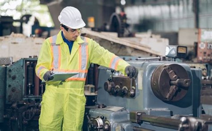 What does a manufacturing engineer do?