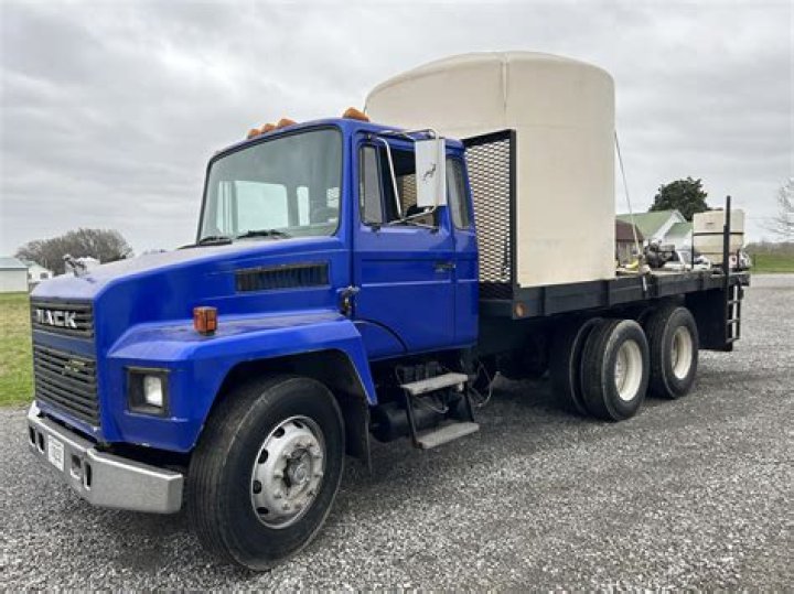 What engine is in a Mack Midliner?