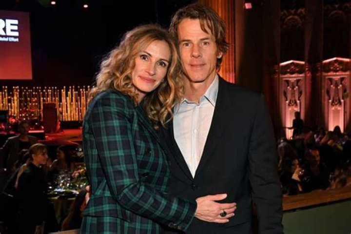 Who does Julia sleep with on parenthood?
