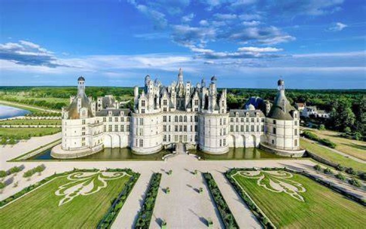 Who owns the Chateau de Chantilly?