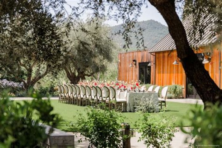 Who owns the estate Yountville?
