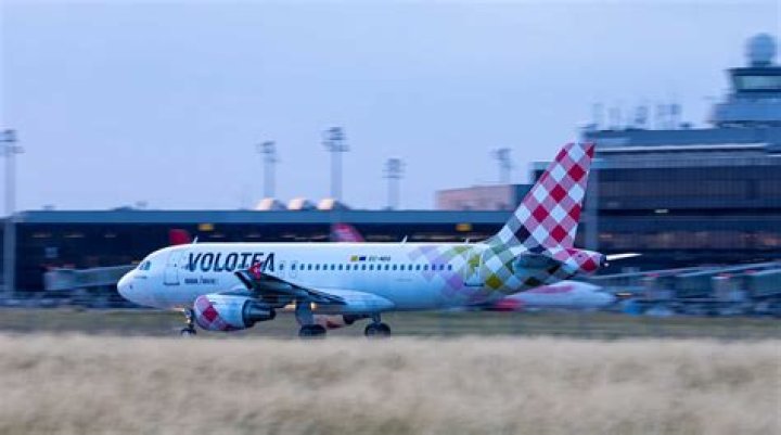 Who owns Volotea airlines?